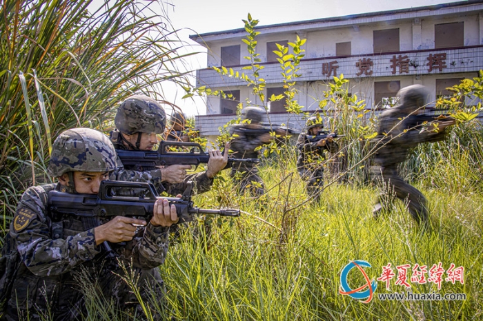 1、武警官兵在戰(zhàn)術(shù)訓(xùn)練中協(xié)同搜索前進(jìn)。劉晨 攝_副本