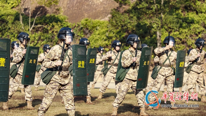 8 官兵整齊列陣、氣勢如虹。張煜梁攝_副本